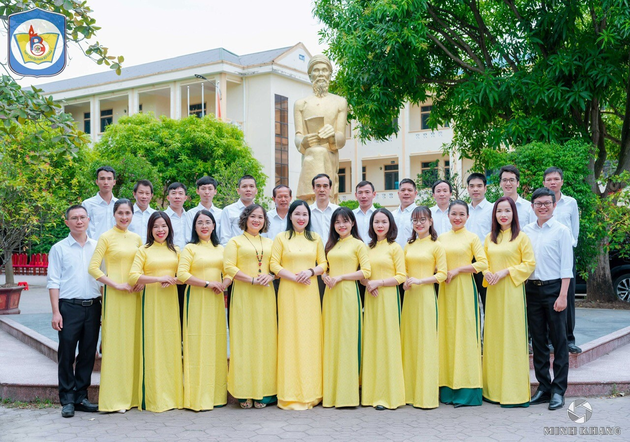 A group of people in yellow dresses

Description automatically generated